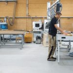 Sur-mesure VS prêt-à-poser : quelle option privilégier pour votre projet de menuiserie ?