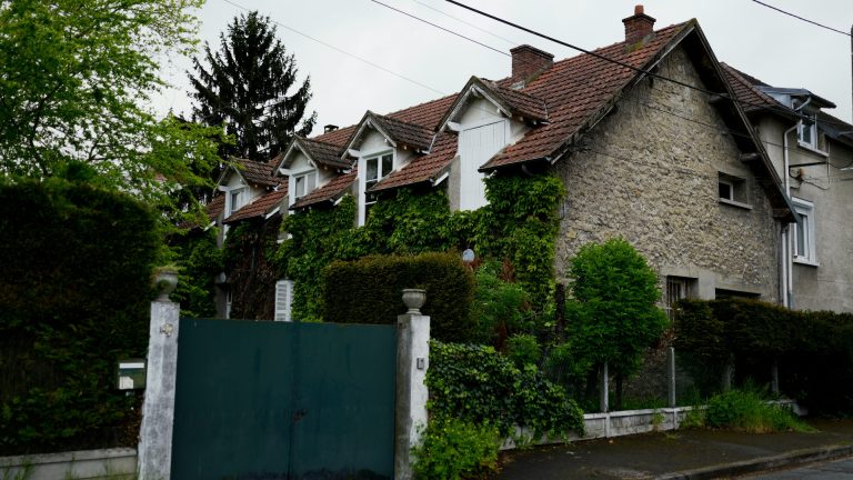 Toiture qui fuit : comment réagir avant l'arrivée du couvreur ?
