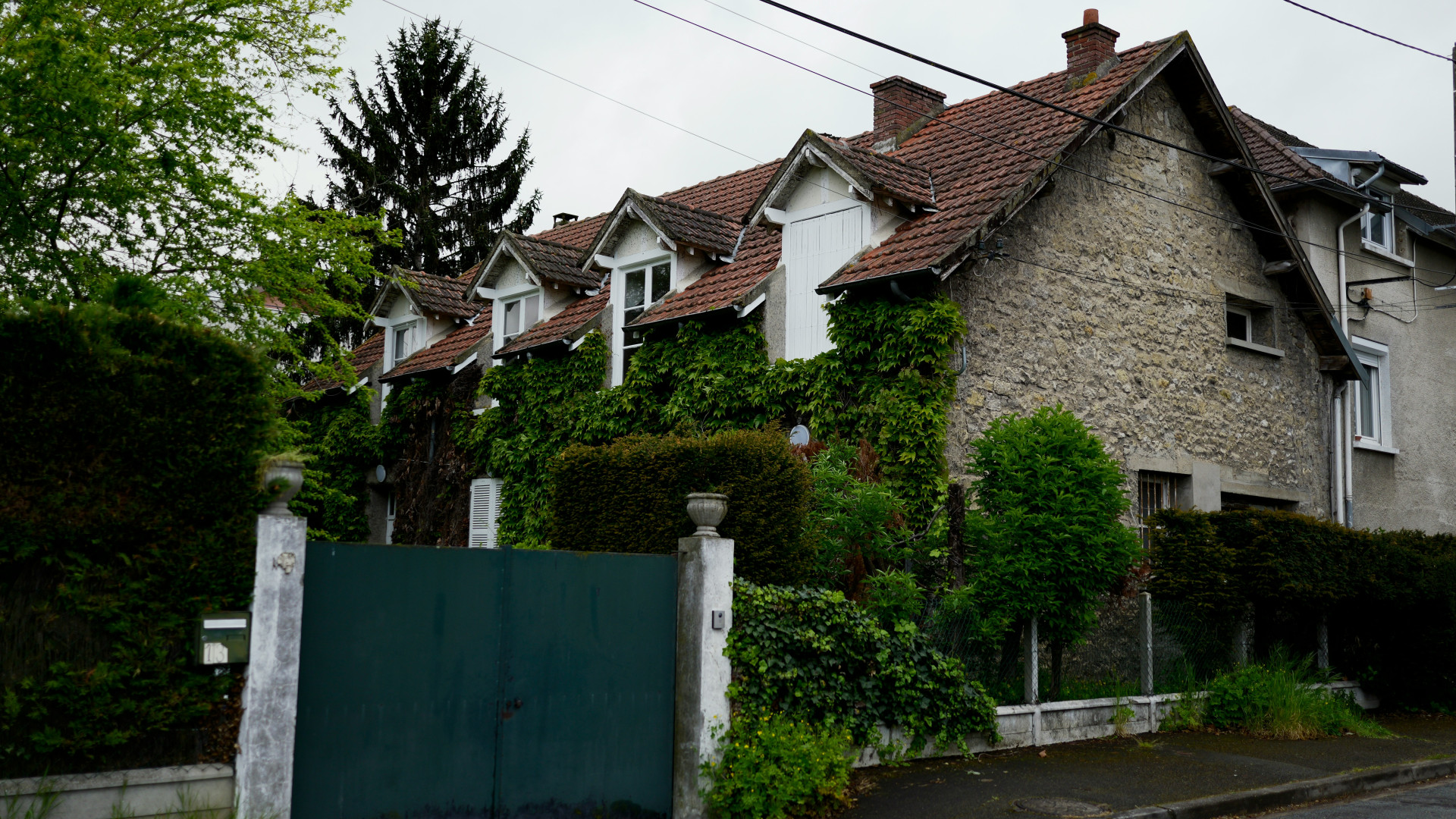 Toiture qui fuit : comment réagir avant l'arrivée du couvreur ?